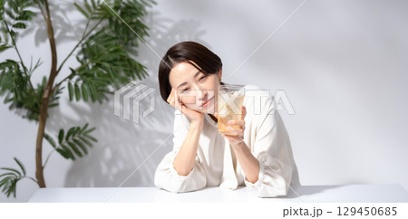 ハイボール　チューハイ　女性 129450685