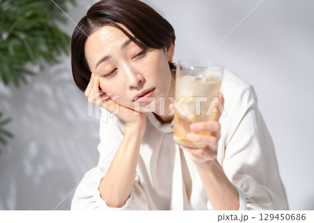 ハイボール　チューハイ　女性 129450686