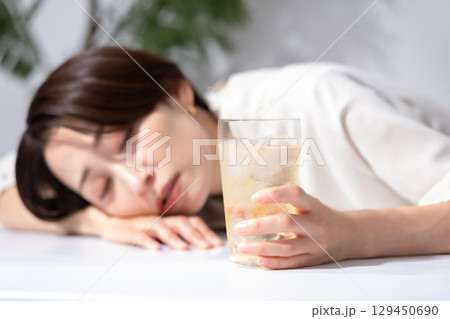 ハイボール チューハイ 女性 ハイボール チューハイ 女性 129450690