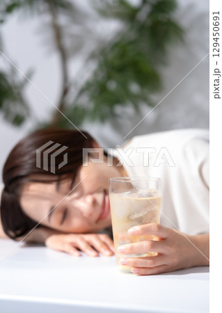 ハイボール チューハイ 女性 ハイボール チューハイ 女性 129450691