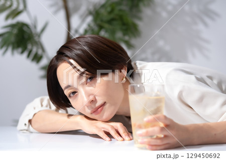 ハイボール　チューハイ　女性 129450692