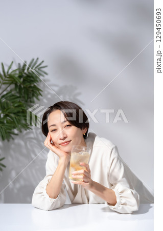 ハイボール　チューハイ　女性 129450693