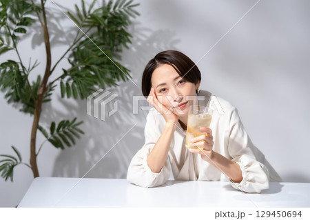 ハイボール　チューハイ　女性 129450694