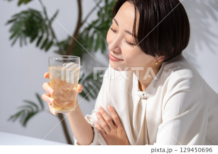 ハイボール チューハイ 女性 ハイボール チューハイ 女性 129450696