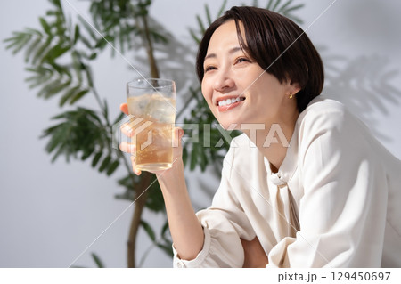 ハイボール　チューハイ　女性 129450697