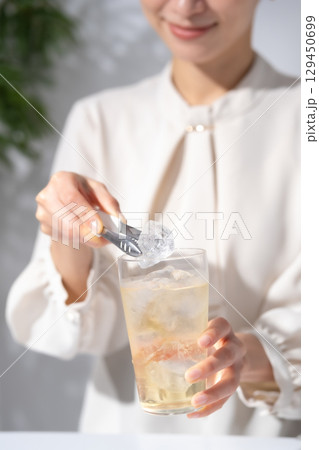 ハイボールを作る女性 手元 ハイボールを作る女性 手元 129450699