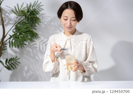ハイボール チューハイ 女性 ハイボール チューハイ 女性 129450700