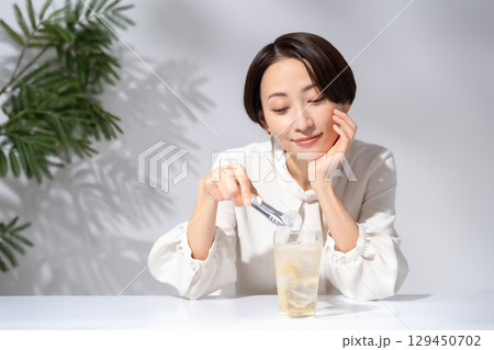 ハイボール　チューハイ　女性 129450702
