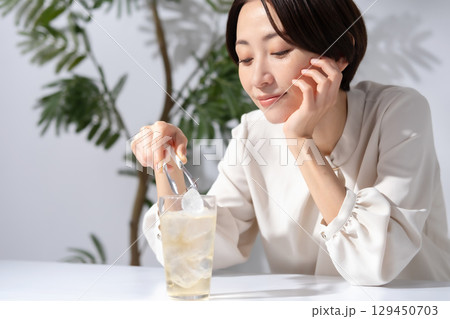 ハイボール　チューハイ　女性 129450703