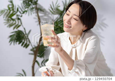ハイボール チューハイ 女性 ハイボール チューハイ 女性 129450704