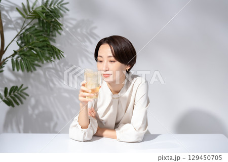 ハイボール　チューハイ　女性 129450705