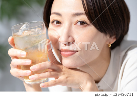 ハイボール　チューハイ　女性 129450711