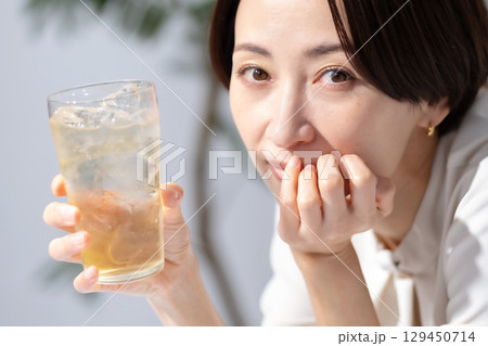 ハイボール チューハイ 女性 ハイボール チューハイ 女性 129450714