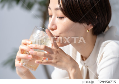 ハイボール　チューハイ　女性 129450715