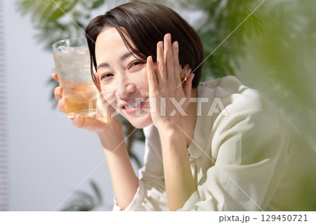 ハイボール　チューハイ　女性 129450721