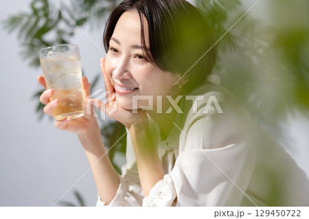 ハイボール　チューハイ　女性 129450722