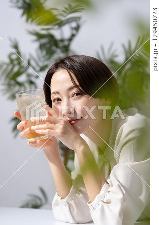 ハイボール　チューハイ　女性 129450723