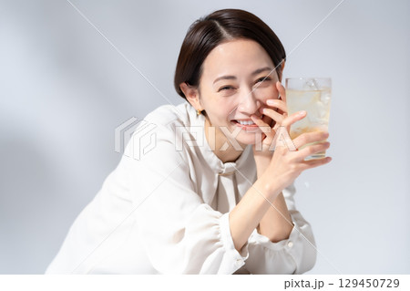 ハイボール　チューハイ　女性 129450729