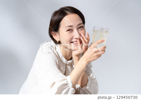 ハイボール チューハイ 女性 ハイボール チューハイ 女性 129450730