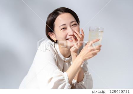 ハイボール　チューハイ　女性 129450731