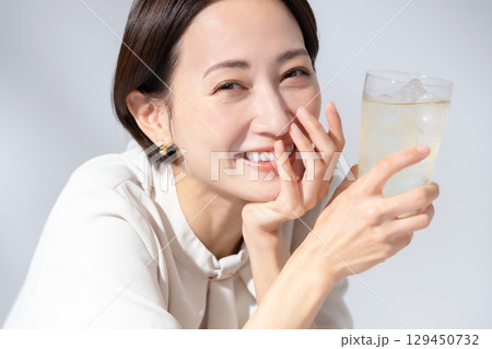 ハイボール チューハイ 女性 ハイボール チューハイ 女性 129450732