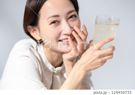 ハイボール　チューハイ　女性 129450733