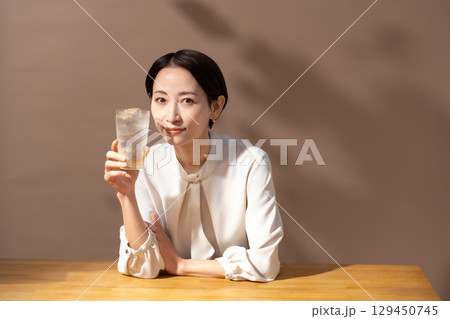 ハイボール　チューハイ　女性 129450745