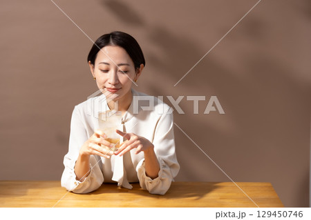 ハイボール チューハイ 女性 ハイボール チューハイ 女性 129450746