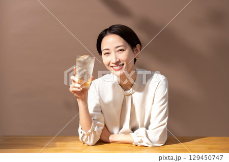 ハイボール　チューハイ　女性 129450747