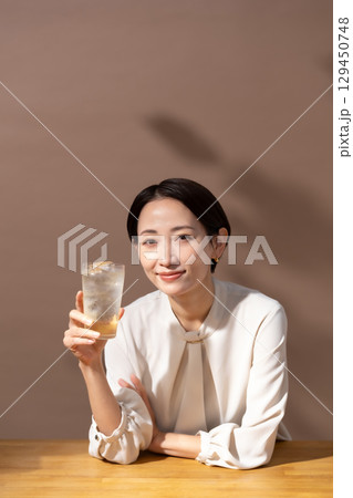 ハイボール　チューハイ　女性 129450748