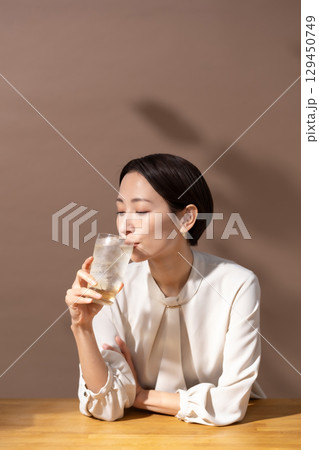 ハイボール　チューハイ　女性 129450749