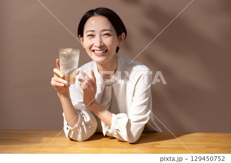 ハイボール　チューハイ　女性 129450752
