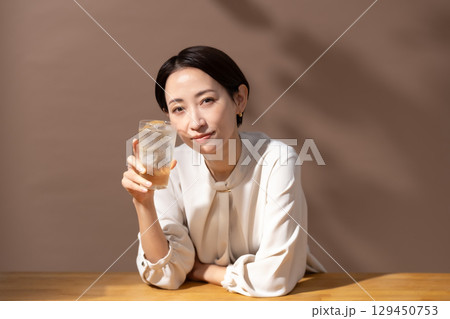 ハイボール　チューハイ　女性 129450753