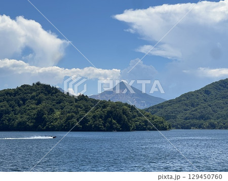 福島県桧原湖から見える磐梯山 129450760
