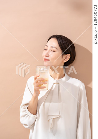 ハイボール チューハイ 女性 木漏れ日 ハイボール チューハイ 女性 木漏れ日 129450773