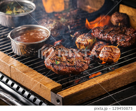 バーベキューグリルで焼いた肉 129450873