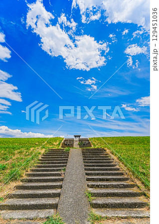 青空へ続く階段 129451036