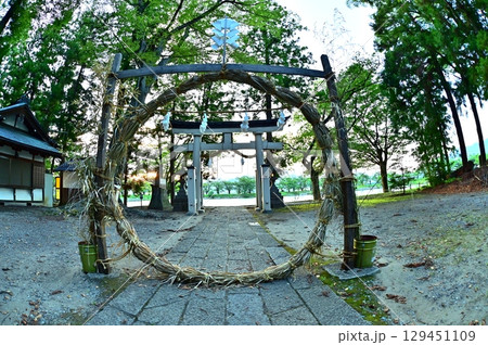 治田神社の拝殿前からの茅の輪 129451109