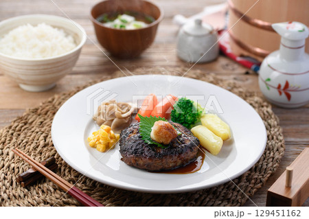 湯気立つ和風おろしハンバーグと彩り野菜の定食 温かい家庭料理やレストランメニューに最適 湯気立つ和風おろしハンバーグと彩り野菜の定食 温かい家庭料理やレストランメニューに最適 129451162