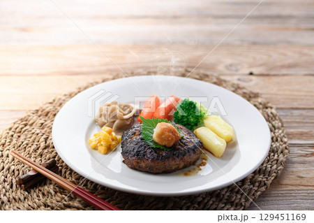 湯気立つ和風おろしハンバーグと彩り野菜の定食 温かい家庭料理やレストランメニューに最適 湯気立つ和風おろしハンバーグと彩り野菜の定食 温かい家庭料理やレストランメニューに最適 129451169