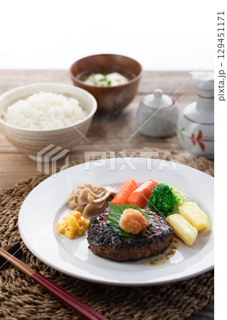湯気立つ和風おろしハンバーグと彩り野菜の定食 温かい家庭料理やレストランメニューに最適 湯気立つ和風おろしハンバーグと彩り野菜の定食 温かい家庭料理やレストランメニューに最適 129451171