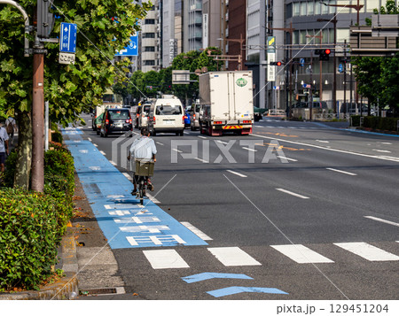 「普通自転車専用通行帯」を走行する自転車 129451204