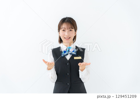 会話する制服の女性 会話する制服の女性 129451209