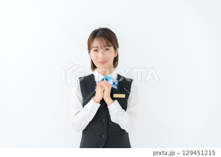 会話する制服の女性 129451215