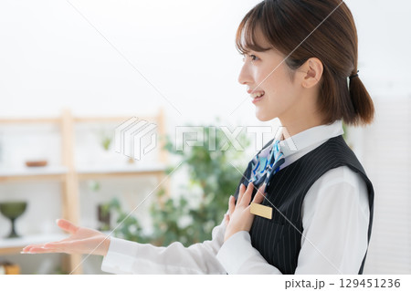 制服の若い女性 横向き 制服の若い女性 横向き 129451236