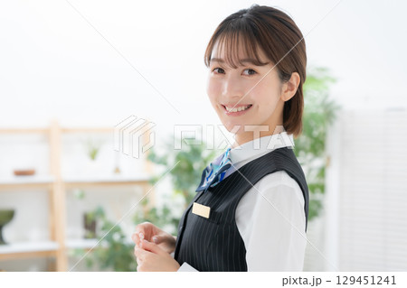 制服の若い女性　横向き 129451241