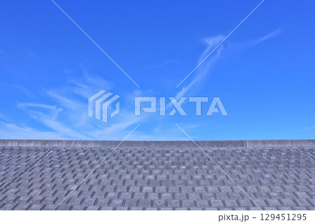 堤防と青空 129451295