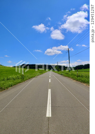 一本道と大空（北海道・美瑛町） 129451297