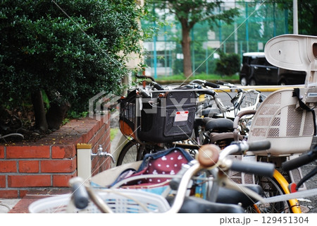 駐輪場に置かれた自転車 129451304