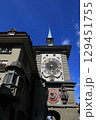 ベルン旧市街の時計塔縦構図 129451755